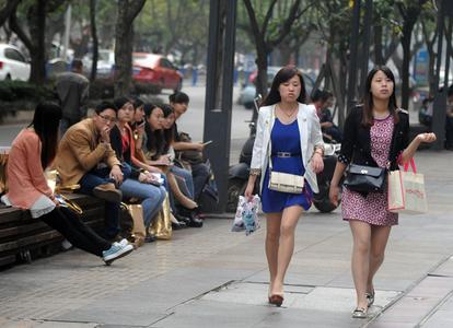 女子撞见丈夫出轨 母亲劝架发病去世